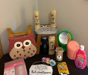 lot 424 image: Childrens Bathroom Decor and Bath  Shower Products