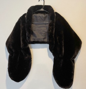 lot 381 image: Beautiful Black Faux Fur (Polyester) Shawl Made in China