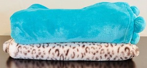 lot 206 image: 2 Cozy Throw Blankets