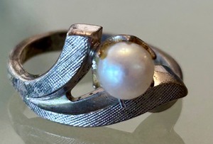 lot 28C image: Sterling Silver and Pearl Ring