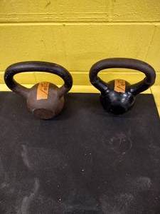 lot 32 image: (2) Hampton Kettlebell weights (2.5 and 5 LBS)