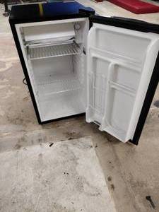lot 50 image: GE Mini Fridge