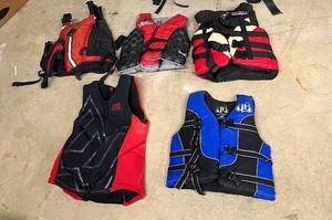lot 72 image: (5) life jackets 3 Adult Small, 2 youth