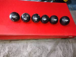 lot 127 image: (6) 10LB medicine balls