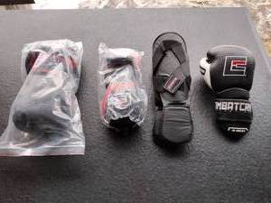 lot 146 image: Combat Corner CRNR gear C2 Boxing Gloves, S-Class 16oz, Prospect Kids boxing Gloves, Youthstar Pads