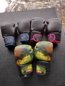 lot 156 image: CRNR 16 oz Camo gloves and  (2 pair) C2 boxingMMA gloves
