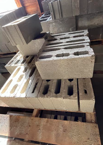 lot 2 image: 40 cinder blocks lot #2