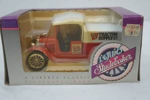 lot 9 image: Ertl 1916 Studebaker TSC diecast model