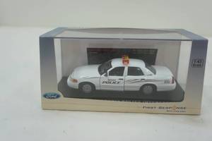 lot 41 image: Ford Crown Vic Police Interceptor diecast model