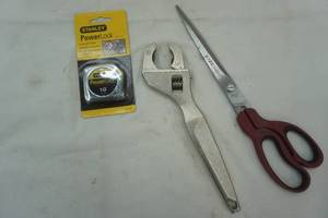 lot 70 image: Shears, Skil wrench and Stanley tape measure