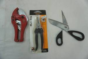 lot 75 image: Multi tool, Fiskars snip and cast metal snipper