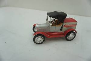 lot 121 image: Ertl 1918 Ford Model T Runabout. Coin Bank with key.