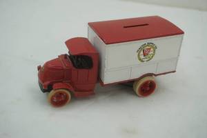 lot 129 image: Ertl 1926 Mack Bulldog Truck.
