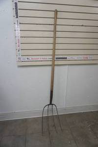 lot 207 image: 4 tine fork