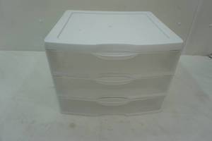 lot 393 image: 3 drawer small storage container