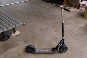 lot 329 image: Razor Air Trick Scooter