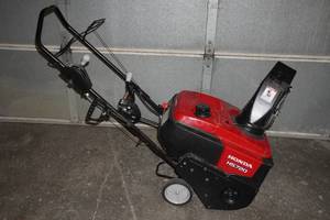 lot 1 image: Honda HS720 Gas Snow Blower
