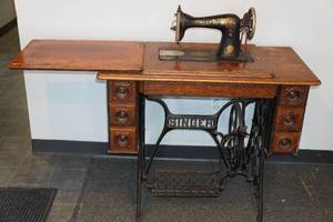 lot 4 image: Antique Singer Sewing Table with Machine