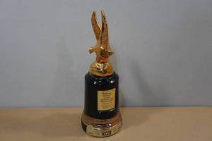 lot 30 image: Vintage 1977 Chicago Jim Beam Bottle Club Show Decanter