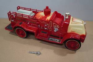lot 47 image: Vintage Jim Beam Fire Truck Decanter