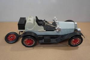 lot 48 image: Vintage Jim Beam Roadster Decanter