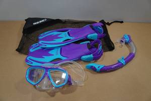 lot 106 image: Cressi Kids Snorkel Set -Fin Size SM