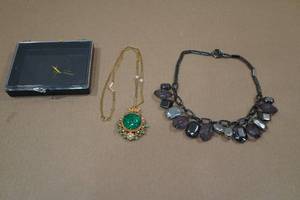 lot 122 image: Womens Necklaces