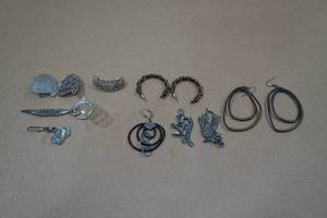 lot 123 image: Assorted Earrings and Pendants
