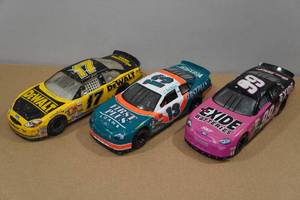 lot 151 image: 3 Die Cast Collectors Cars