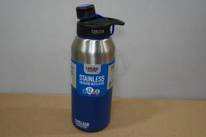 lot 233 image: Camelbak Chute Stainless Vacuum Insulated Water Bottle