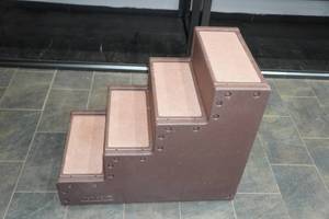 lot 252 image: Plastic Pet Stairs