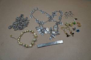lot 281 image: Assorted Costume Jewelry - Weiss Clip Earrings