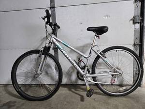 lot 16 image: Schwinn Ranger 26 Mountain Bike with Suntour M2000 Fork