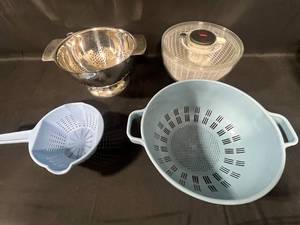 lot 68 image: Set of 3 Kitchen Colanders and Salad Spinner