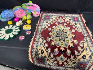 lot 72 image: Assorted Decorative Easter Decorations, Rug & Pot Holder, Etc