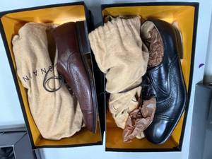 lot 90 image: Pair of Magnanni Mens Dress Shoes - Black and Mid-Brown - Size 11 US