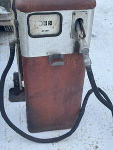 lot 3 image: Vintage Gas Pump, Great garage or yard decoration