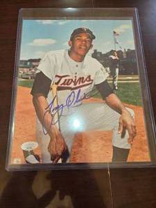 lot 82 image: Tony Oliva Autographed 8 x 10 Photo With JSA Cert