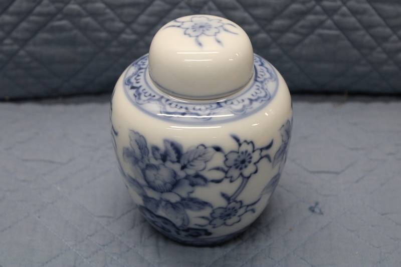 lot Y-298 image: Vintage Porcelain Blue and White Floral Ginger Jar with Lid