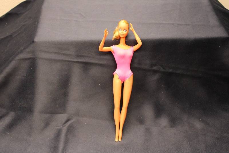 lot P-136 image: Vintage 1980s Barbie Doll with Blonde Hair in Pink Swimsuit