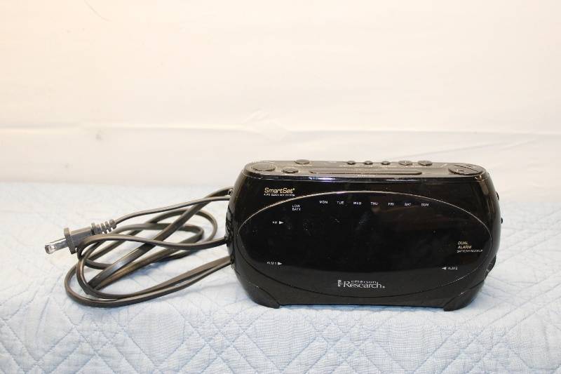 lot P-400 image: Emerson Research SmartSet Dual Alarm Clock Radio with Battery Backup