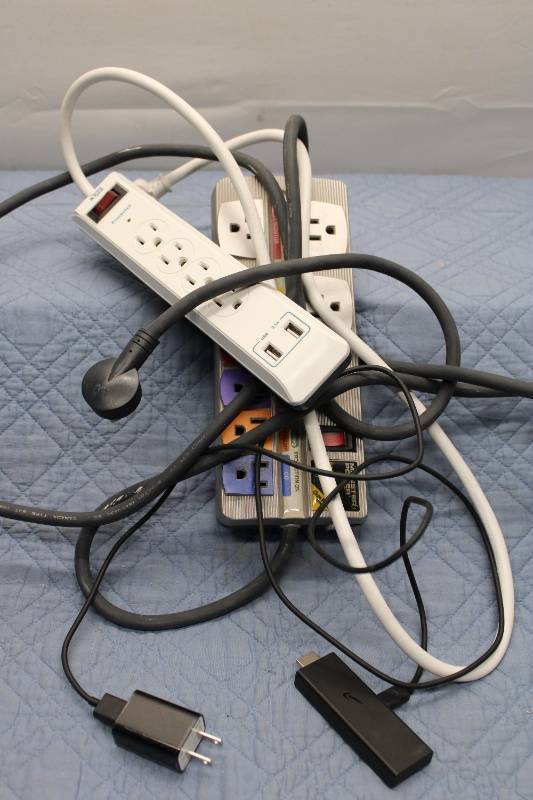 lot P-405 image: Multi-Outlet Surge Protector Power Strip with USB Ports