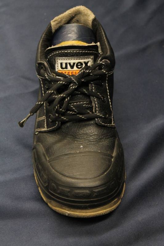 lot N-106 image: Uvex Steel-Toed Safety Shoes - Size 9