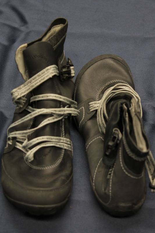 lot P-107 image: Used Merrell Black Closure Climbing Shoes Size 8