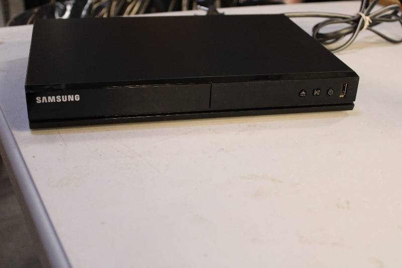 lot N-142 image: Samsung DVD Player with Multiple Output Options