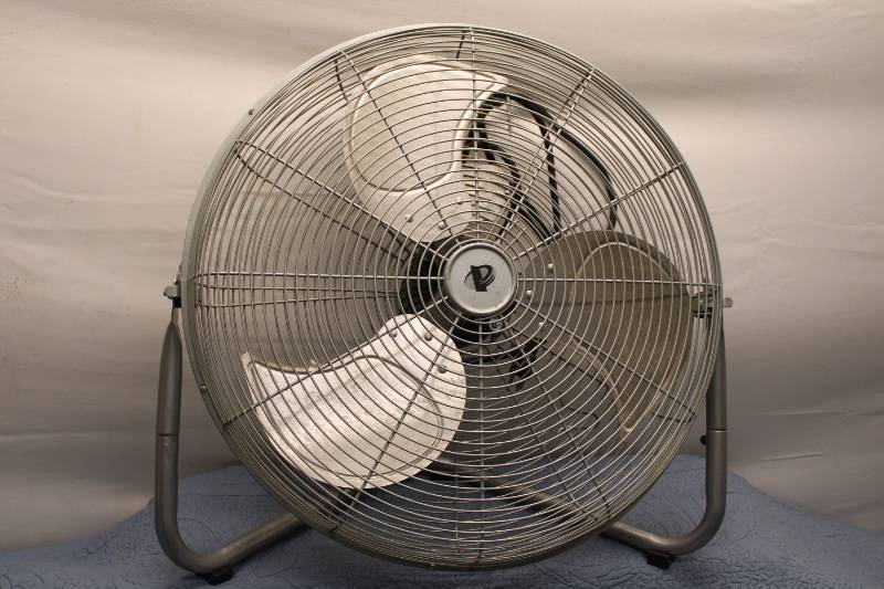 lot N-146 image: Used 20-inch Industrial Floor Fan with Metal Blades