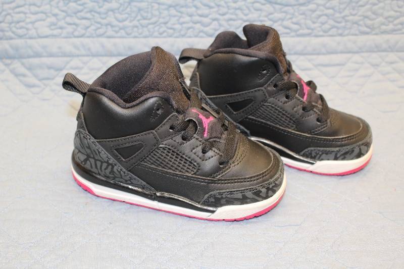 lot N-40 image: Youth Air Jordan Retro Shoes - Black and Pink - Size 7 Toddler