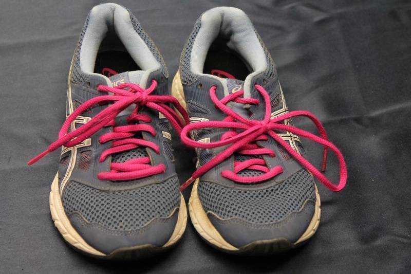 lot N-71 image: Gently Used Gray and Pink Running Shoes Size 7