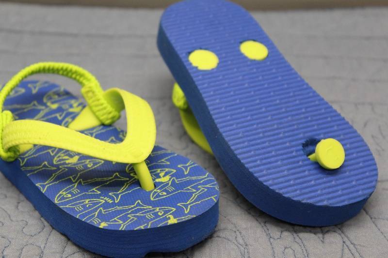 lot N-84 image: Kids Fun Shark Pattern Flip Flops - Size 2 Toddler
