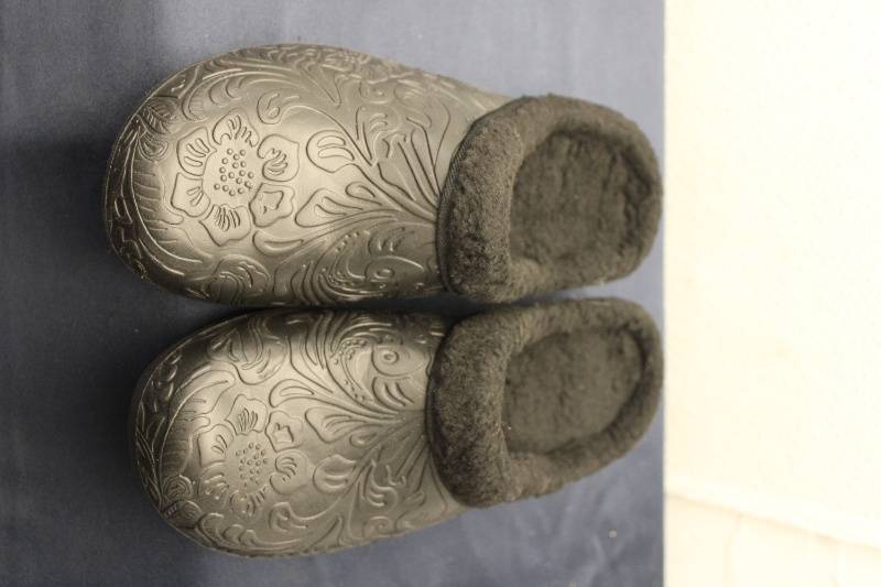 lot P-251 image: Lot of 3 Pairs of Womens Footwear - Slippers and Boots